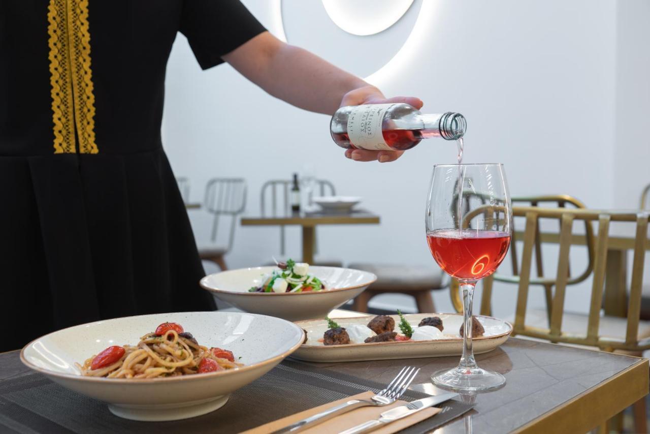 Hellenic Vibes Smart Hotel Atene Esterno foto A server serving wine