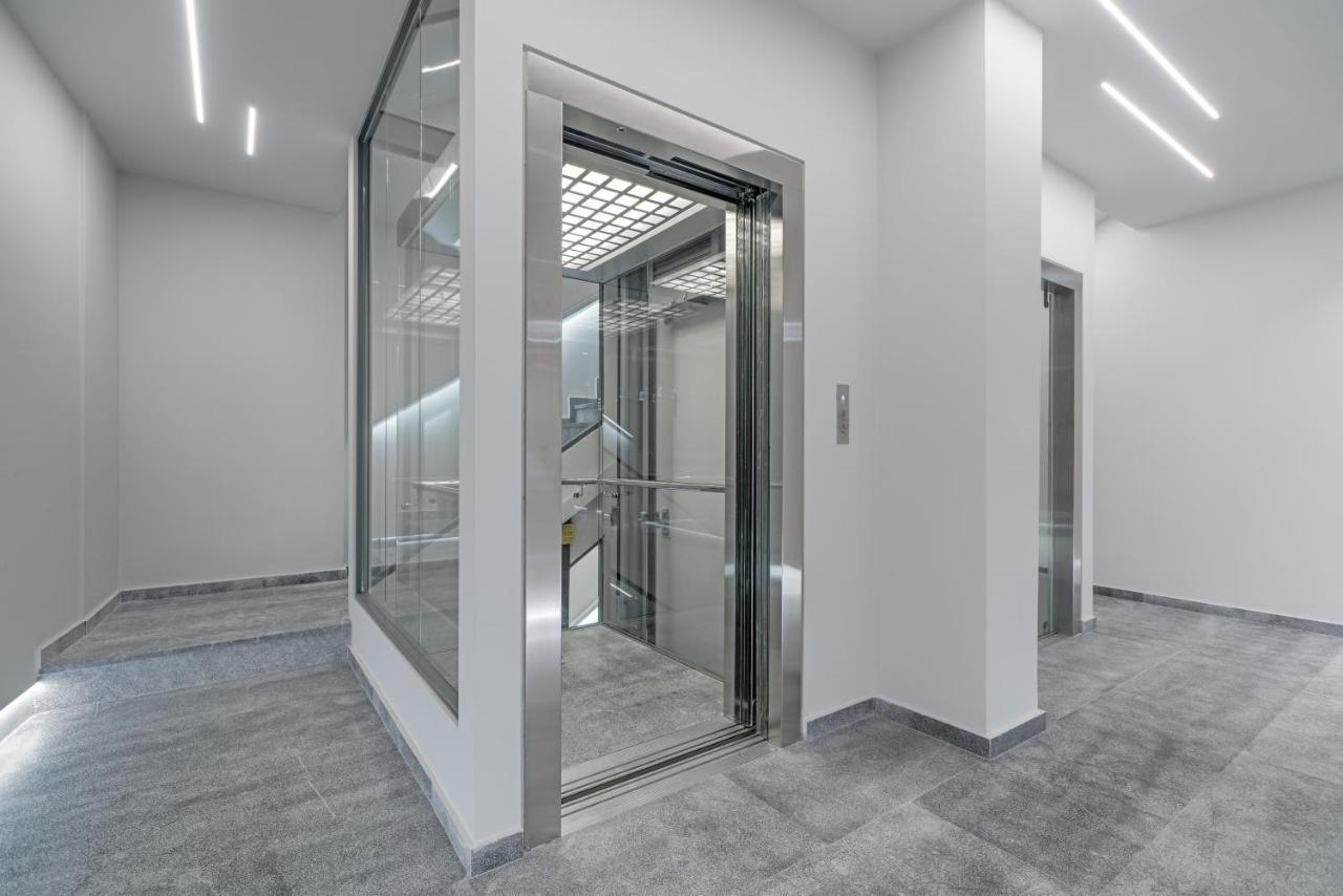 Hellenic Vibes Smart Hotel Atene Esterno foto A passenger elevator