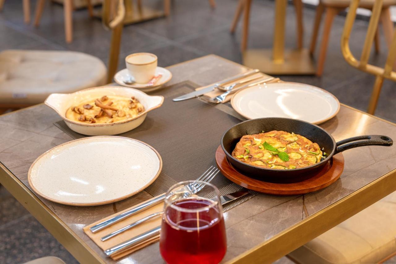 Hellenic Vibes Smart Hotel Atene Esterno foto A meal at the restaurant