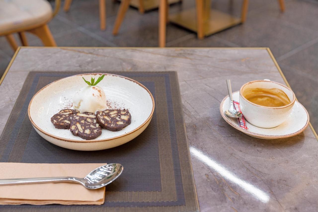Hellenic Vibes Smart Hotel Atene Esterno foto Chocolate salami
