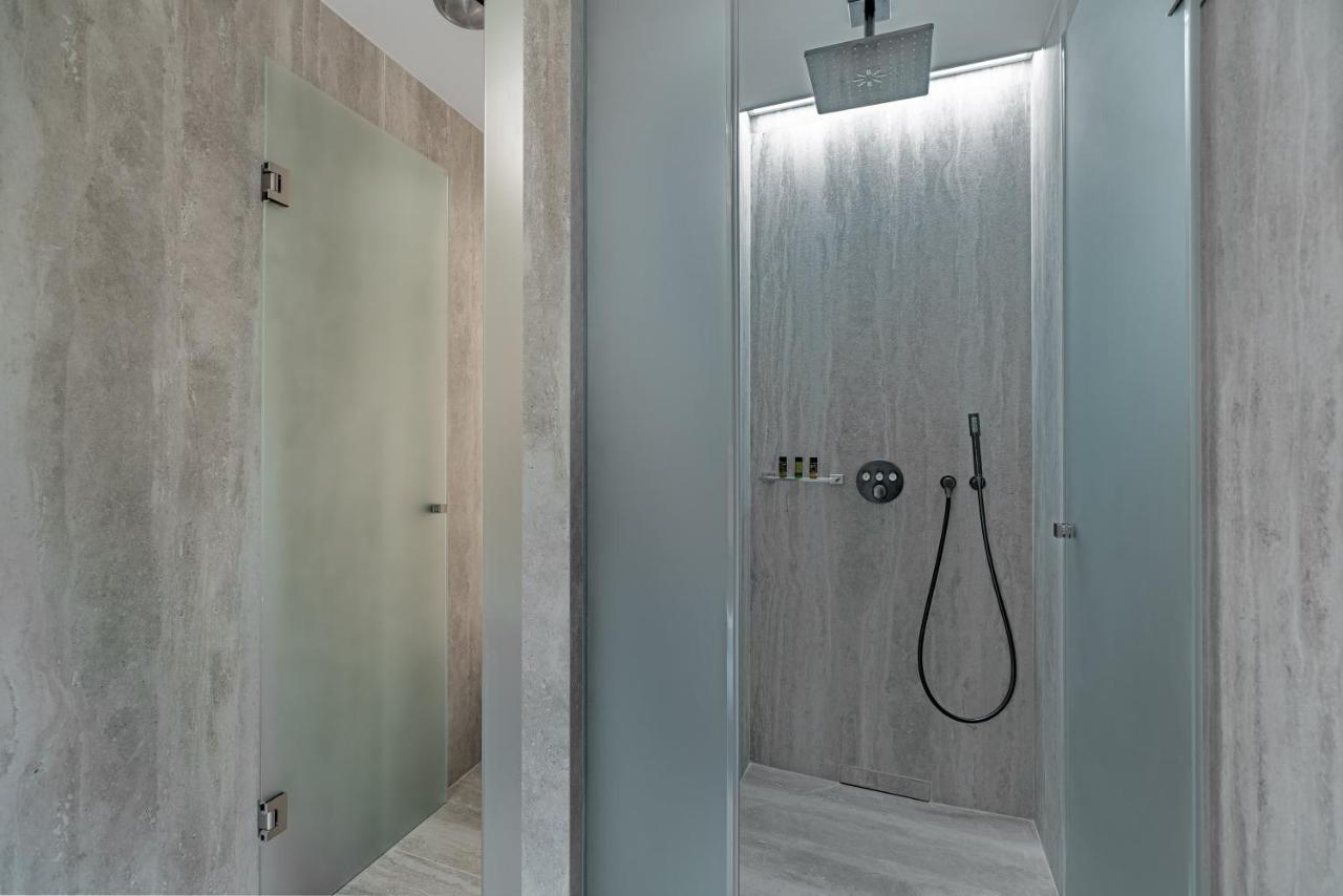 Hellenic Vibes Smart Hotel Atene Esterno foto A shower cubicle