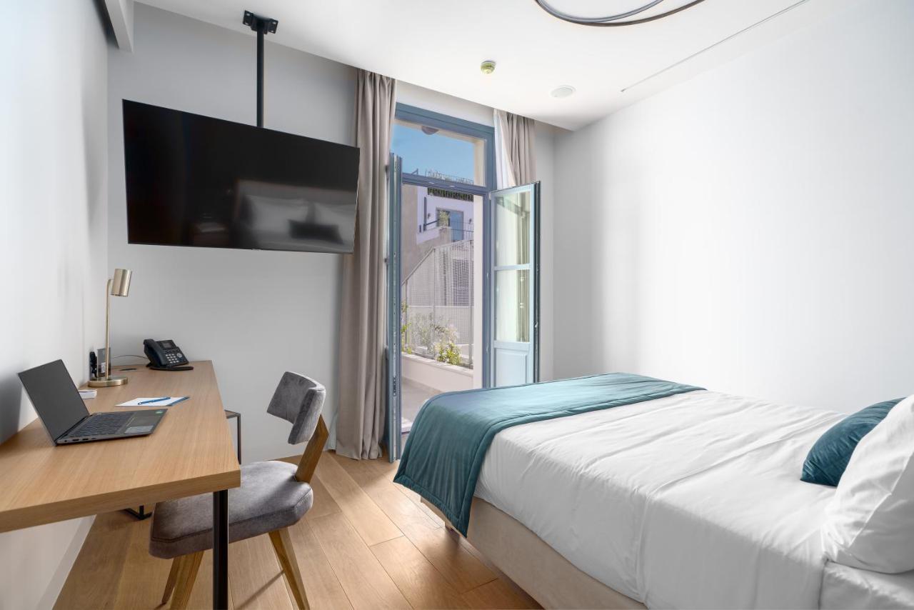Hellenic Vibes Smart Hotel Atene Esterno foto A room at the hotel