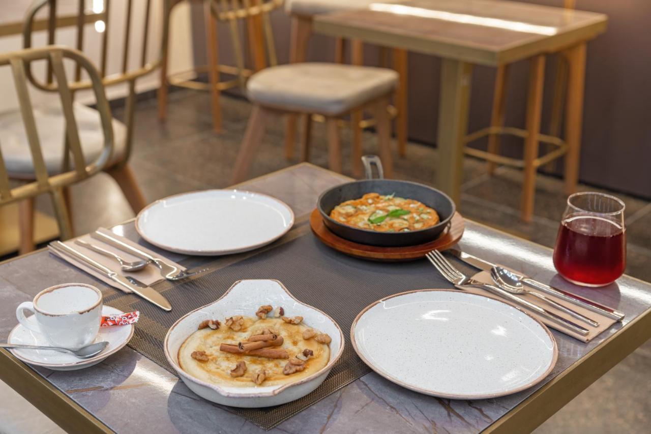 Hellenic Vibes Smart Hotel Atene Esterno foto A table at a restaurant