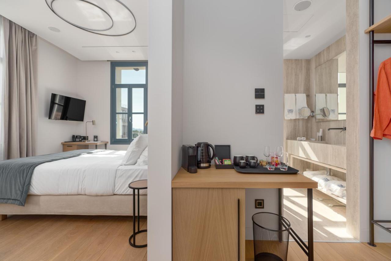 Hellenic Vibes Smart Hotel Atene Esterno foto A room at the hotel