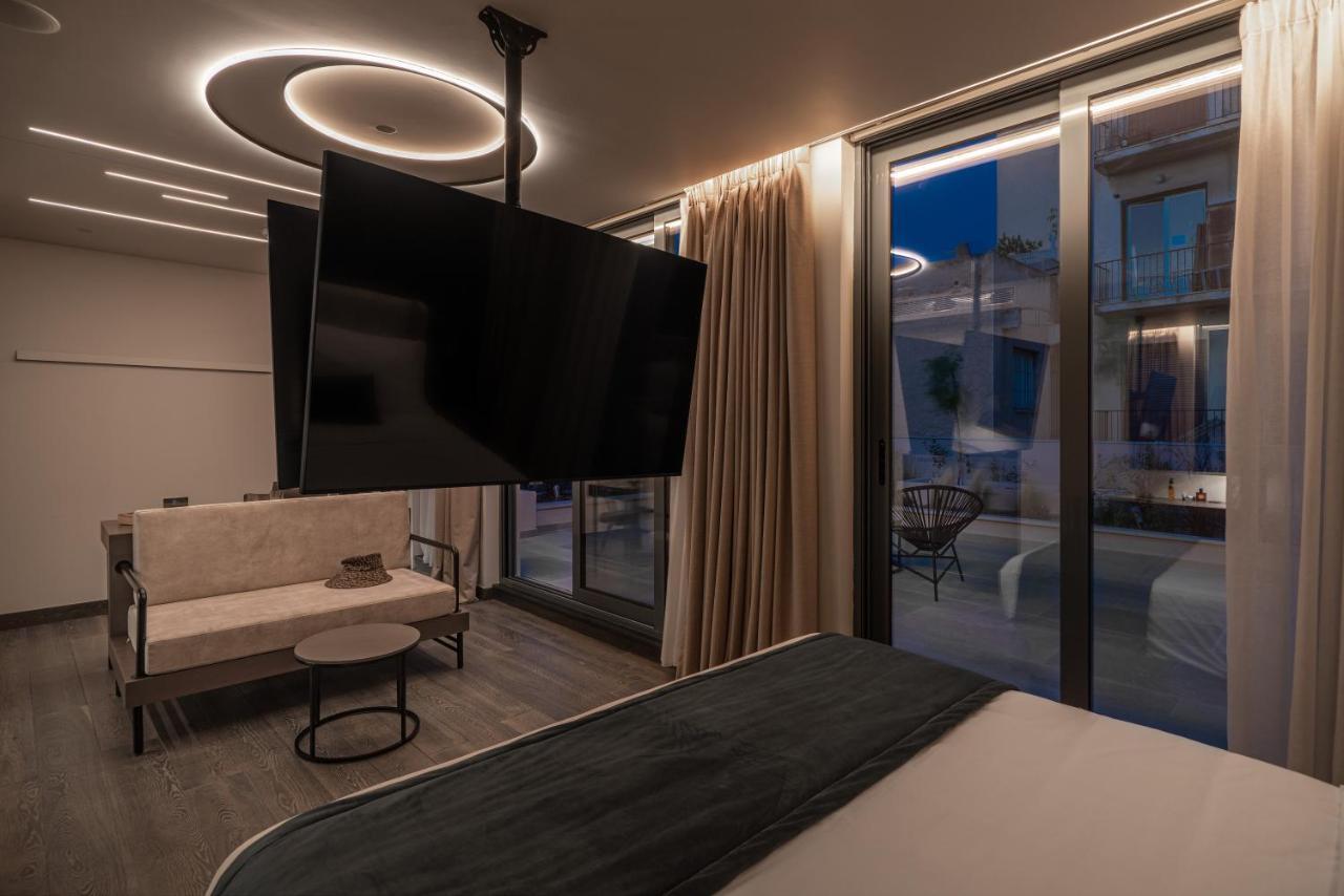 Hellenic Vibes Smart Hotel Atene Esterno foto A room at the hotel
