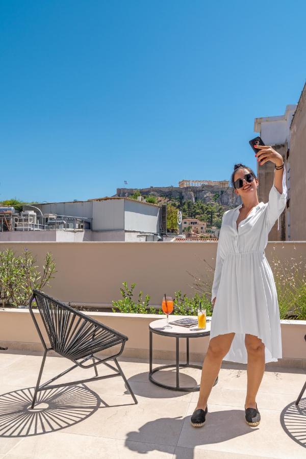 Hellenic Vibes Smart Hotel Atene Esterno foto A woman taking a selfie