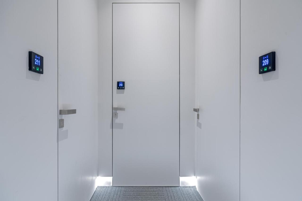 Hellenic Vibes Smart Hotel Atene Esterno foto A door with a door sensor