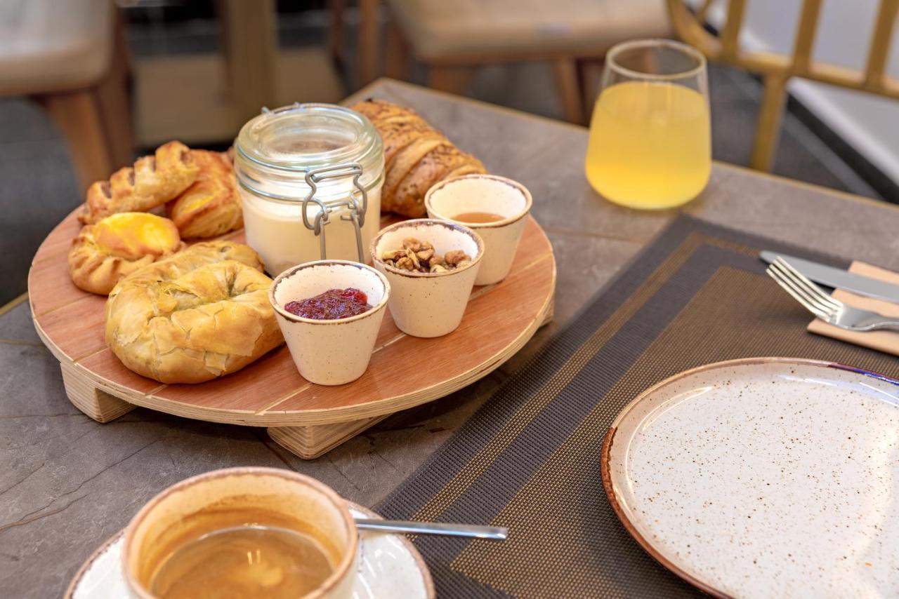Hellenic Vibes Smart Hotel Atene Esterno foto Breakfast at the hotel