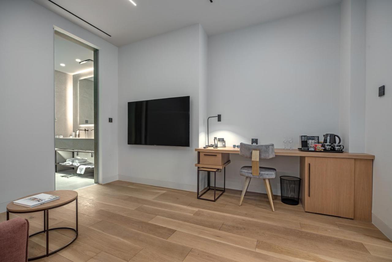 Hellenic Vibes Smart Hotel Atene Esterno foto A room at the hotel