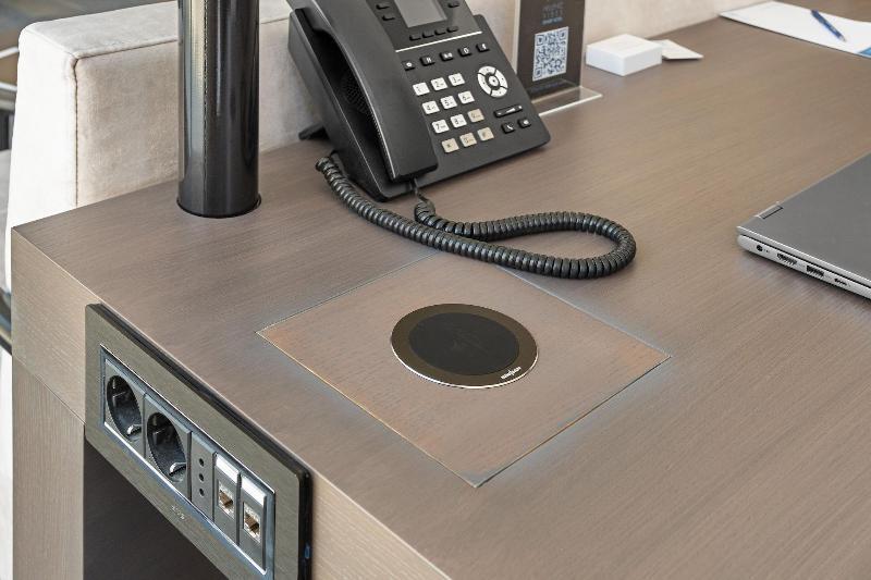 Hellenic Vibes Smart Hotel Atene Esterno foto A tabletop wireless charger