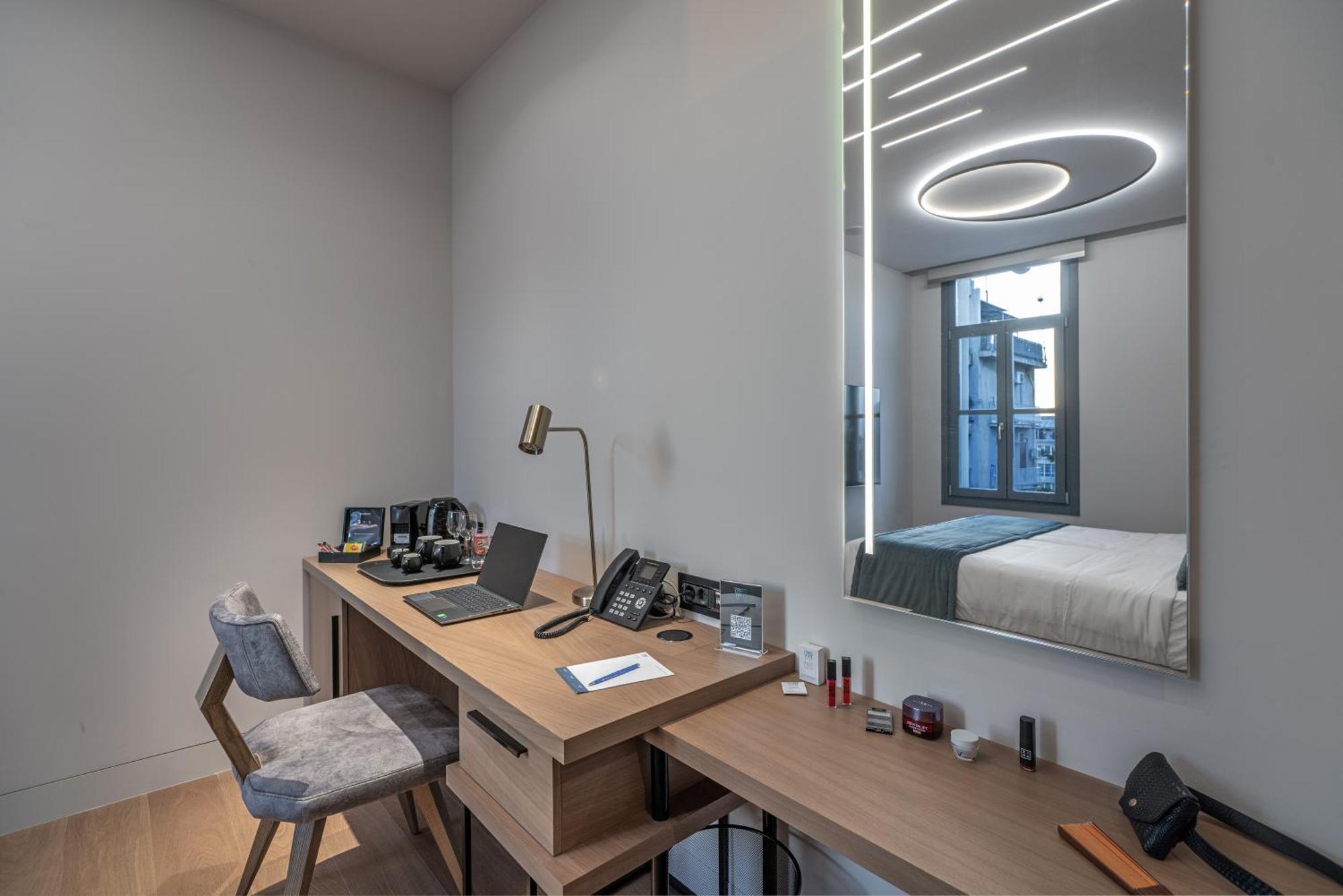 Hellenic Vibes Smart Hotel Atene Esterno foto A room at the hotel
